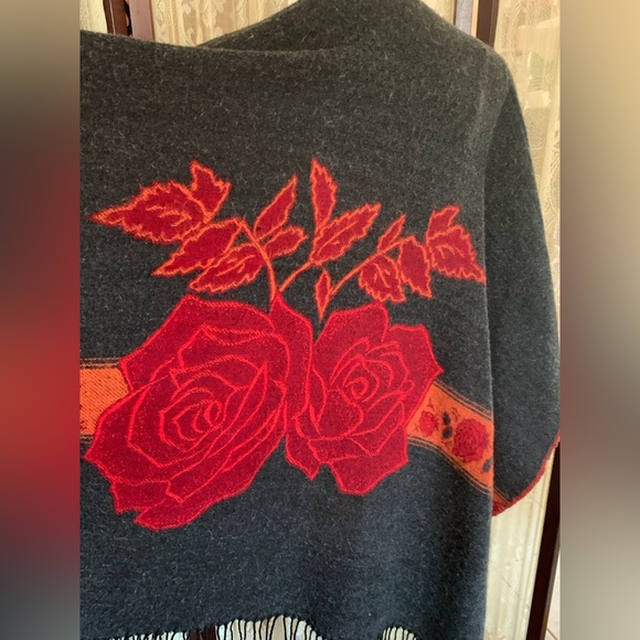 BEAUTIFUL REVERSIBLE ROSE DESIGN FRINGED CAPE PANCHO SHAWL - Picture 4 of 12